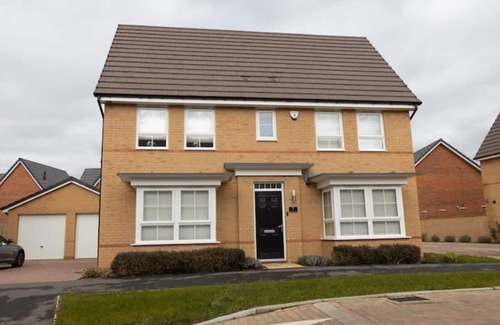 Milton Keynes House | 7 Swiftsure - 4 Bedroom Luxury and Spacious Home