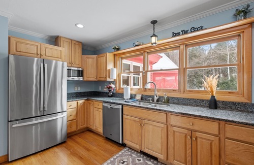 Thornton House | 70 acre White Mountain estate - trails, views, privacy