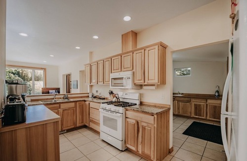 Glacier Cabin | 70MBR- Hot Tub - BBQ - Wi-Fi - Pets Ok - Sleeps 8 by RedAwning