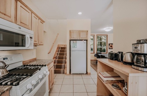 Glacier Cabin | 70MBR- Hot Tub - BBQ - Wi-Fi - Pets Ok - Sleeps 8 by RedAwning