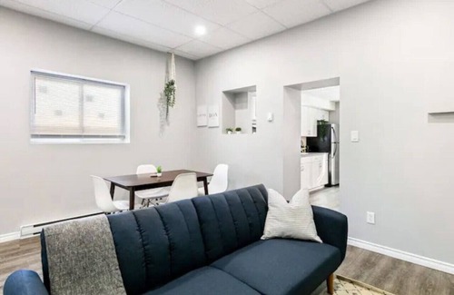 South Central House | 7Bd Spacious Home in Walkerville With Parking