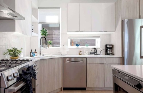 North Queen Anne Condo | 7BR Chic Retreat Twin TownHomes w/Rooftops