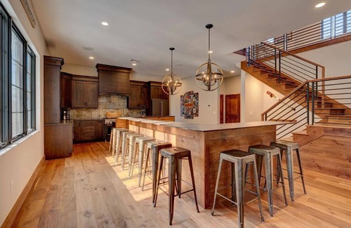 Lincoln Ski Chalet | ⛷ 7BR Ski-In Hideaway | 🛁 Hot Tub | 🔥 Fire Pit | 🍖 BBQ | 🌅 Sunroom | Sleeps 19