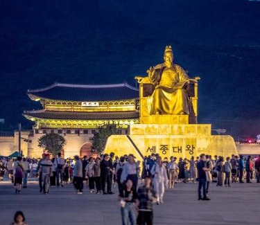Seochon Villa | #8월오픈할인# 경복궁역 도보 4분#한옥#전통체험#경복궁,인사동,북촌,서촌,광화문,명동, 동대문 바로 옆#짐보관# 9인#호텔침구#각방에어컨#무료와이파이#세탁건조기#교통최고