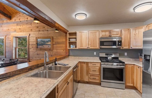 Clark Cabin | 8 bedroom, 10 bathroom (each room has its own private ensuite bathroom) lodge perfect for groups, weddings, family reunions