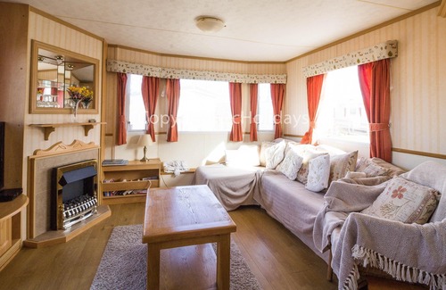 Lowestoft House | 8 berth caravan for hire by the beach & many attractions in Suffolk ref 40093ND