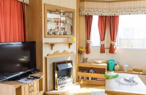 Lowestoft House | 8 berth caravan for hire by the beach & many attractions in Suffolk ref 40093ND