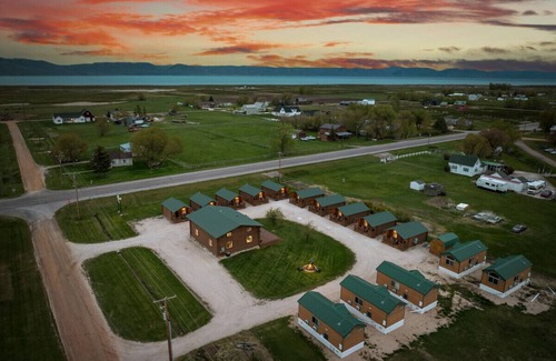 St. Charles Cabin | #8 Bigfoot Cabin, Newly Remodeled! AC! New Beds! Sleeps 5