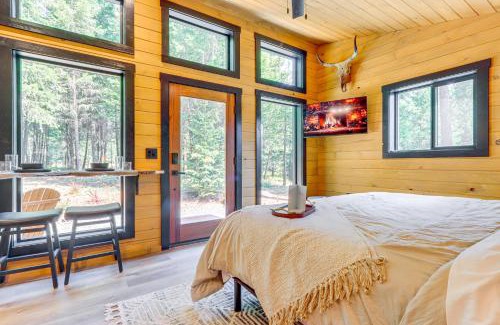 Athol Apartment | 8 Mi to Farragut State Park Wooded Cabin Escape!