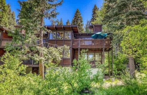 Tahoe Sierra Estates House | 8 miles to Ski Palisades Tahoe-Alpine|Walk to Town