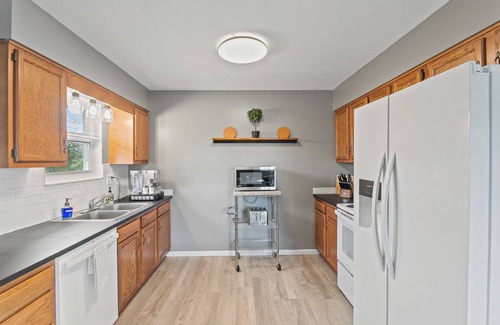 Williamstown House | 8 min to Ark, Playroom, Sleeps 12 on Quiet Street