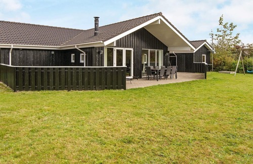 Skaven Strand House | 8 person holiday home in Tarm