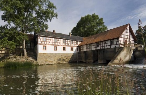 Itzgrund Apartment | 85qm große Ferienwohnung für bis zu 4 Personen mit Blick zur idyllischen Flussbegründung