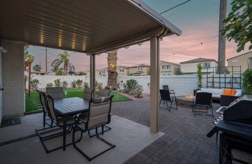 North Las Vegas House | 8BR 5BA SuperHero Retreat-King Beds, BBQ, Hammock, Firepit, MiniGolf, WorkSpace