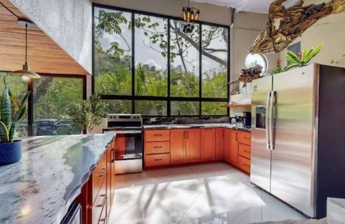 Rivas House | 8th Wonder of the World: Riverfront Luxury with Jacuzzi & natural Pool