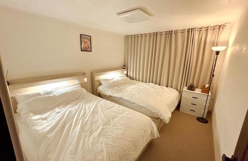 Deungchon-dong Apartment | 9호선 도보5분,1층,퀸침대3,방2,호텔침구,5인추천,아늑함,가양,등촌,염창,공항노선