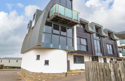 West Bay Apartment | 9 DRIFTWOOD, family friendly, character holiday cottage in West Bay