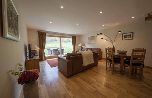 Kenmore Cottage | 9 Maxwells - sleeps 4 guests in 2 bedrooms