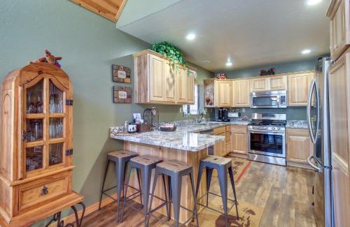 Pinetop House | 9 Mi to Rainbow Lake Woodsy Pinetop Cabin with Deck