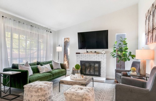 Riverside House | 9 miles to DT Riverside + tons of local parks and sites nearby!