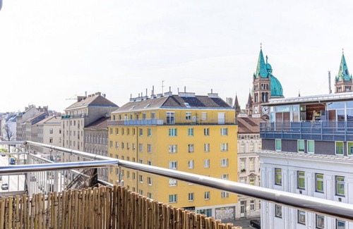 Favoriten Apartment | 9 min to Center - Luxury Airconditioned w/Balcony