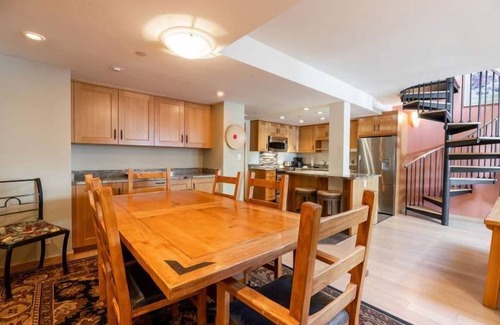 Vail Apartment | 9 Vail Road - Surrounded by Four Seasons Hotel in Vail Village - Hot Tub & Pool Walk To Lifts