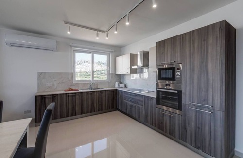Għadira Apartment | 🌴 9ten11 Mellieha Bay – modern 3BR seafront apartment just 50m from the beach 🌅 Perfect for families, couples & business stays, with lift access 🐚☀️.