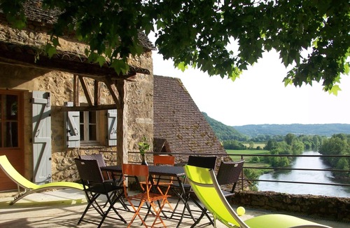 Beynac-et-Cazenac House | A 14th century Stoneroofed house with a panoramic garden in Beynac.