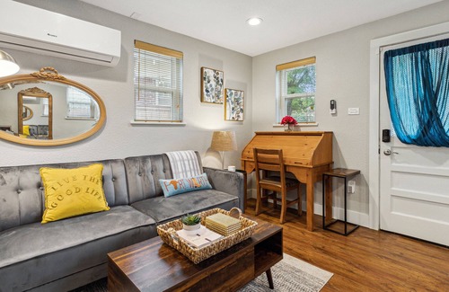 Fort Worth Cultural District Cottage | A 3 minute walk to Dickies Arena & Will Rogers Coliseum