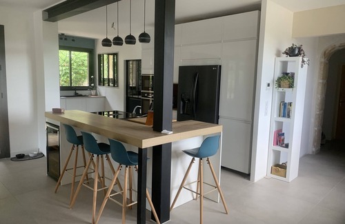 Saint-Clement-de-Riviere House | A balcony overlooking the pine forest