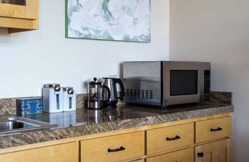Arroyo Seco Apartment | A Bella Vista Valdez Lodge, 4-BR, 4-Bth, 4 LR, 2 hot tubs, 2 chef kitchens