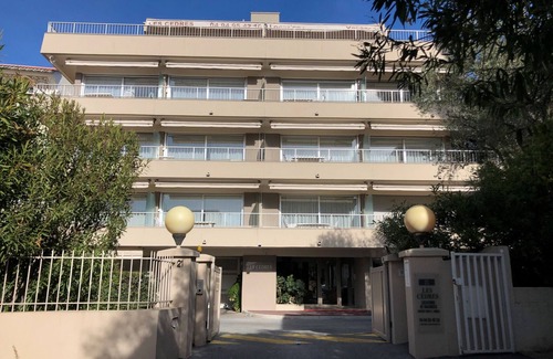 Saint-Raphael Apartment | A/C Studio near beach, shops & station with WiFi, optional parking