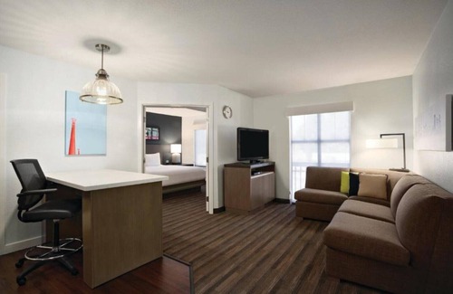 Pleasant Hill House | A centrally located all-suite hotel in the East Bay !