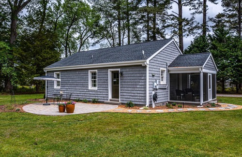 Irvington Cottage | A charming and peaceful getaway in the heart of Irvington, Virginia.n