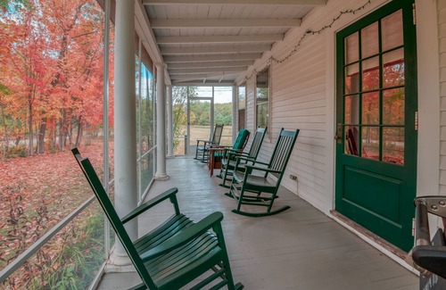 Freedom House | A Charming Family-Friendly Historic House, Lake Access & a Peaceful Meadow View
