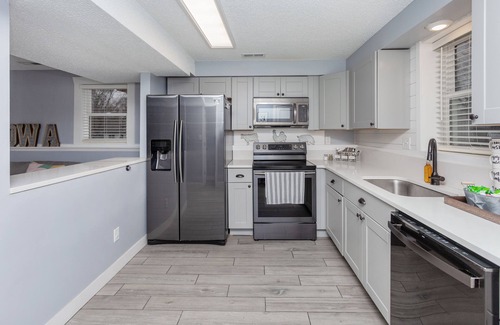 Des Moines House | A Charming Home Minutes to Downtown, Zoo, & Airport with Hidden Reading Nook!