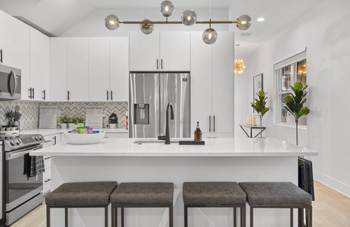 North Hyde Park House | A comforting, private experience of South RH designed townhome.