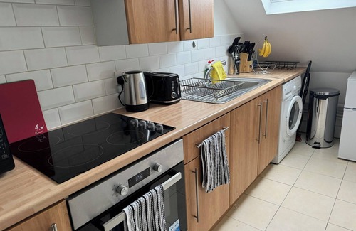 Reading Apartment | A Cozy City Hideaway – 5 Mins to Town & Station!
