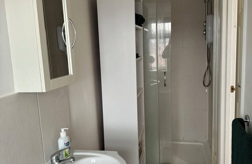 Reading Apartment | A Cozy City Hideaway – 5 Mins to Town & Station!