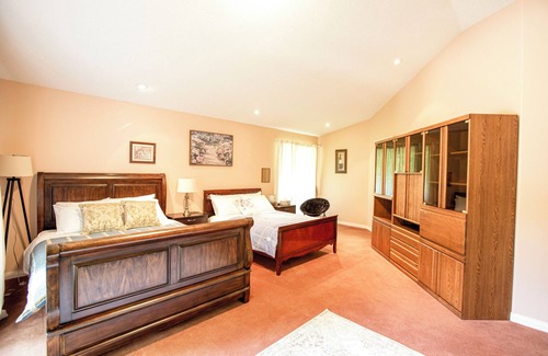 Regional District of Nanaimo House | A cozy forest retreat near the lake, perfect for families or groups.