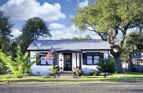 Rockport Cottage | A cozy retreat blocks from Rockport beach fishing shopping art district & dining