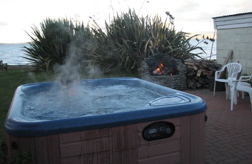 Ngongotaha Apartment | A cozy studio with a beautiful tranquil lakeside location on Lake Rotorua