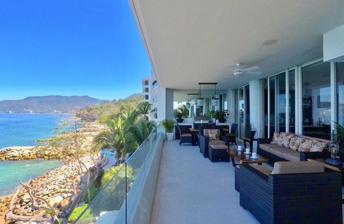 South Shore Hotel Area Condo | A Dream Worth Dreaming is a 3 bedroom 31/2 bathrooms beachfront property.
