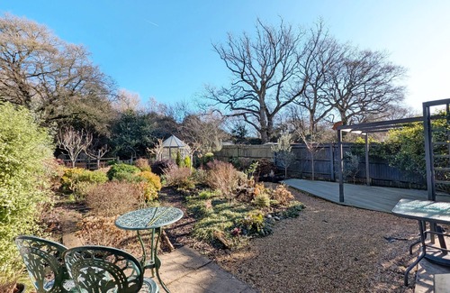 Westhampnett Cottage | A family house that sleeps 6 guests in 3 bedrooms