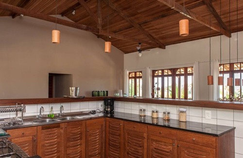 Jandaira House | A fenced mansion with security cameras!