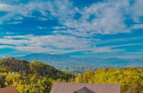 Gatlinburg - Pigeon Forge Cabin | A few FALL openings! MAJESTIC MTN views! 2BR2BA 12 min to PWY Hot Tub GAME ROOM!