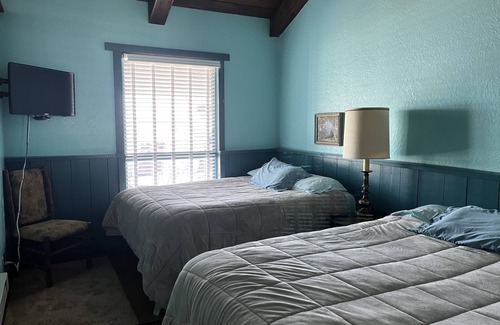 Clay County House | A Fun Fall Retreat! Near Okoboji, Lakeside Suite on Lost Island Lake