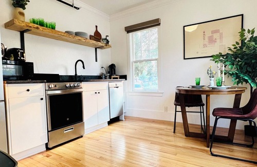 Sisters Cottage | A Historic Inn, right in Downtown Sisters!The whole town at your doorstep