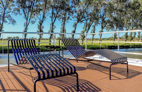 Nieuwpoort Boat Rental | A houseboat for two people and a pet.