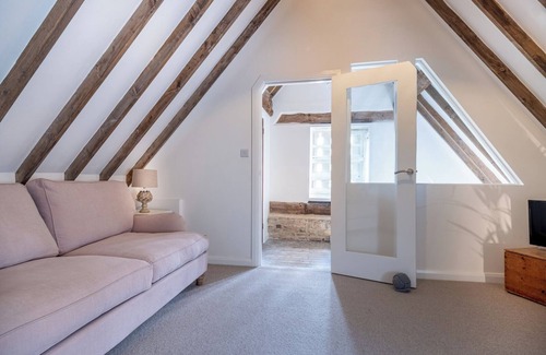 Cheltenham Cottage | A immaculate thatched cottage a stone's throw from Cheltenham's racecourse.